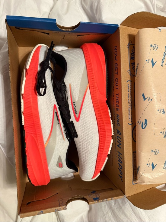Brooks Shoes - Brooks Launch 10 Women’s Coral & White Running Sneakers